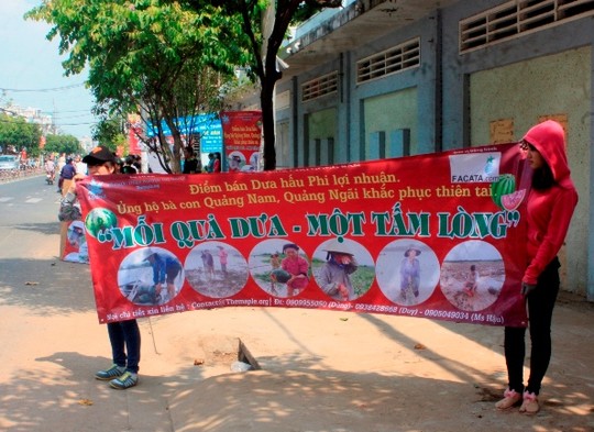 [-]Dân[-]Sài[-]Gòn[-]nỗ[-]lực[-]“giải[-]cứu”[-]hơn[-]100[-]tấn[-]dưa[-]hấu